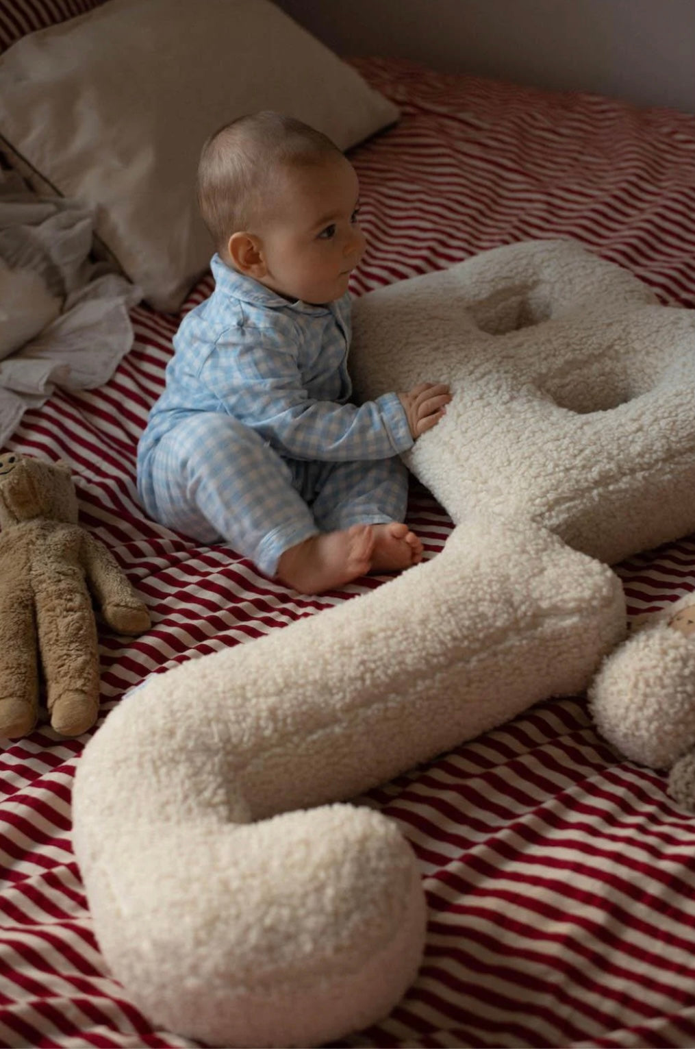 E Creme Boucle Buchstabenkissen