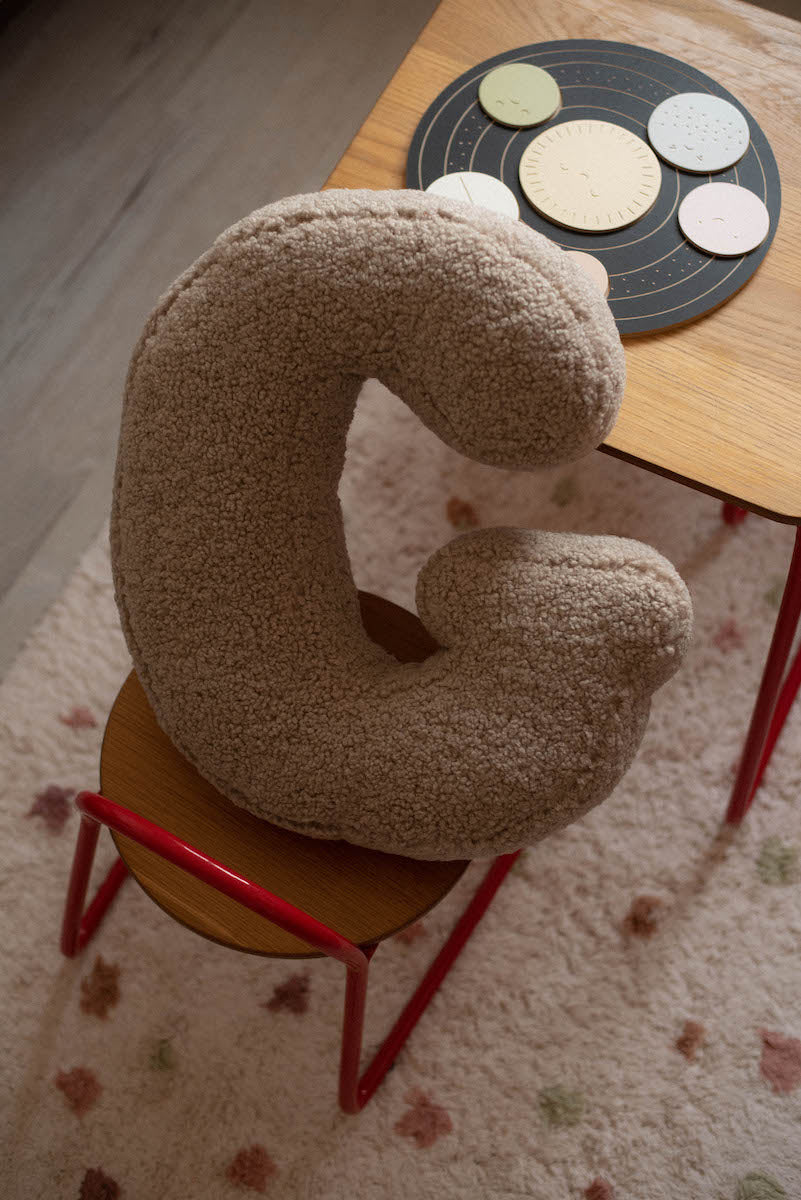 G Mocha Boucle Buchstabenkissen