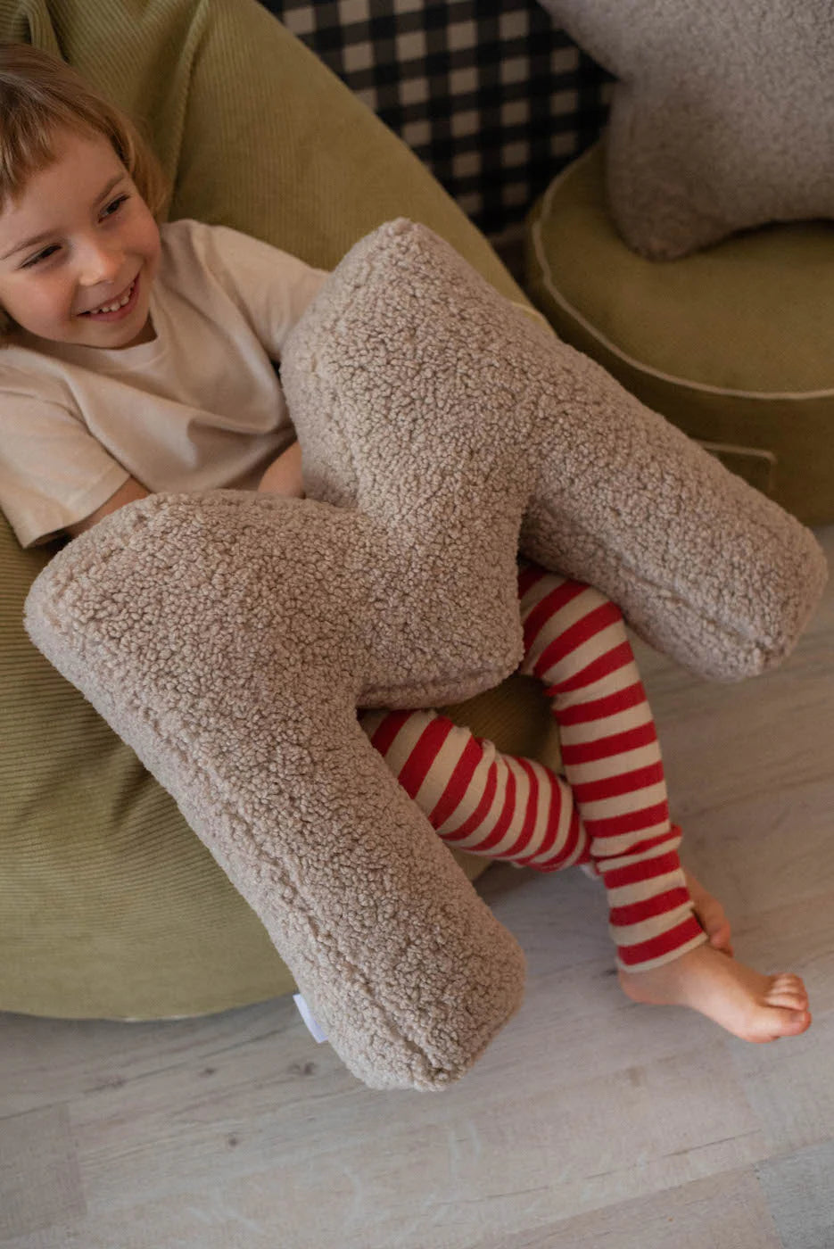 M Mocha Boucle Buchstabenkissen