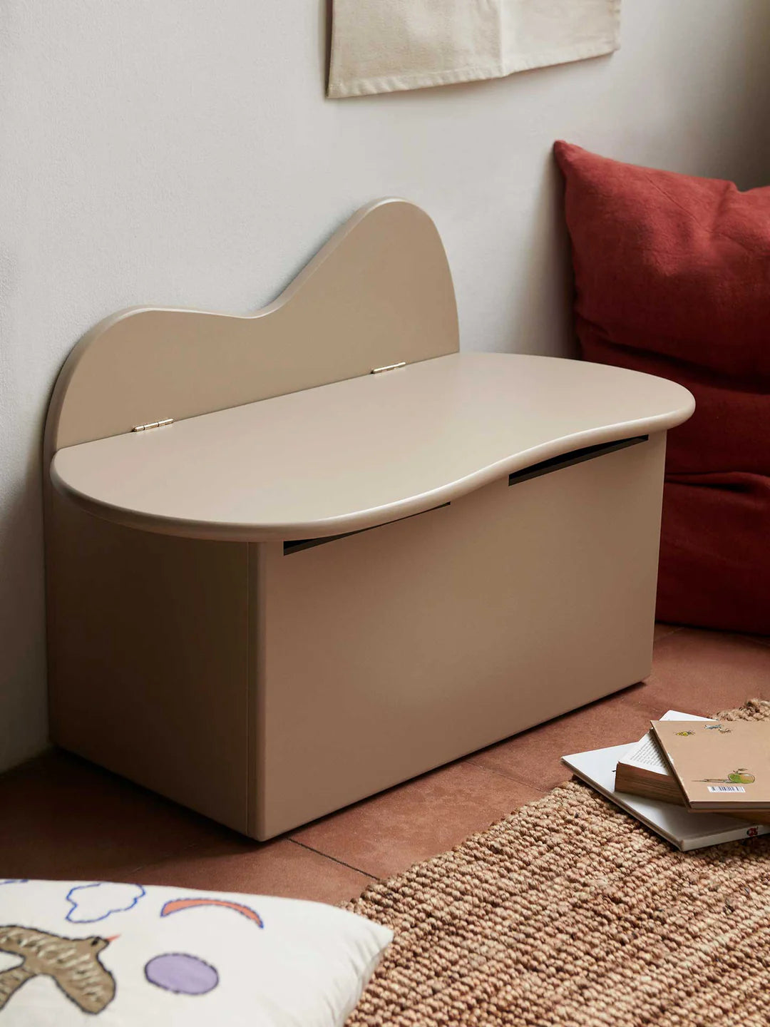 Ferm Living Slope Storage Bench – Funktionale Aufbewahrung und Sitzgelegenheit für das Kinderzimmer