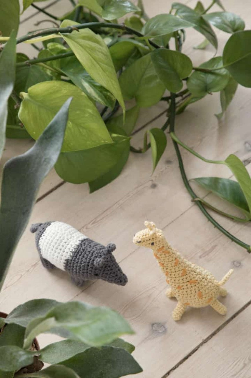 Sebra crochet rattle, Tip the tapir