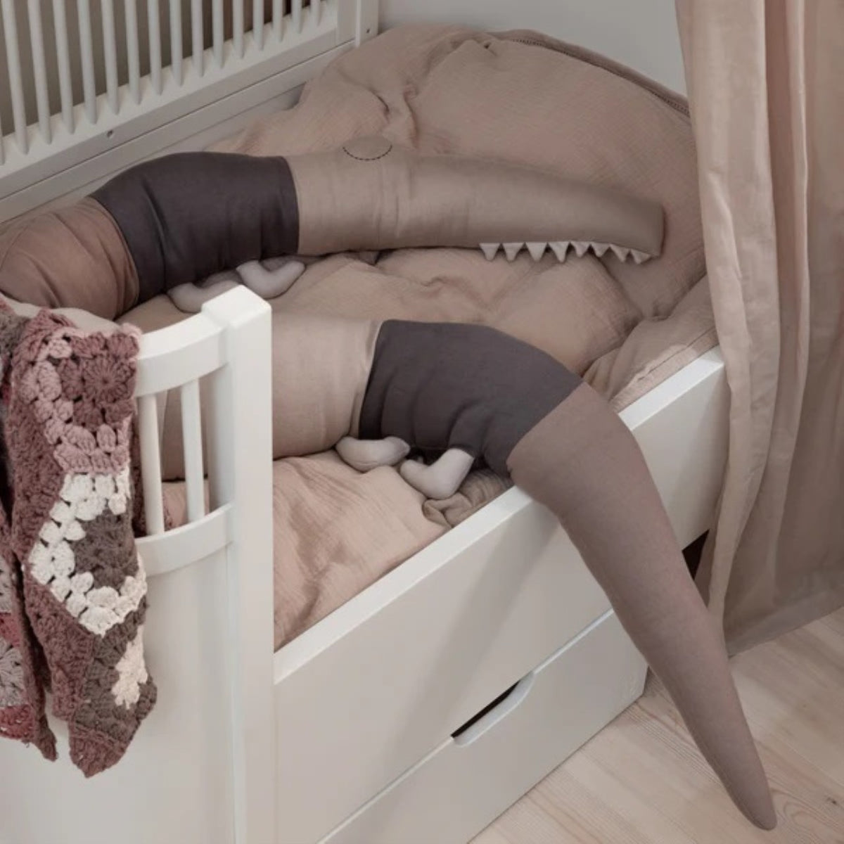 Sebra Knitted Bed Snake, Sleepy Croc Seabreeze Beige