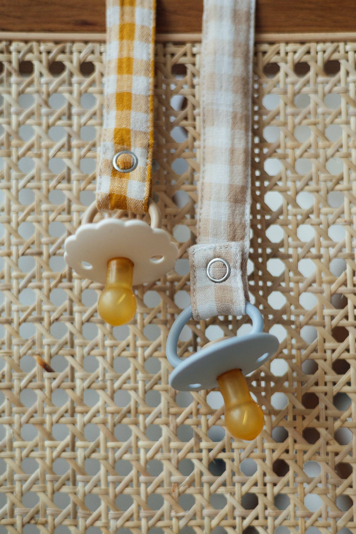 TISU pacifier chain beige