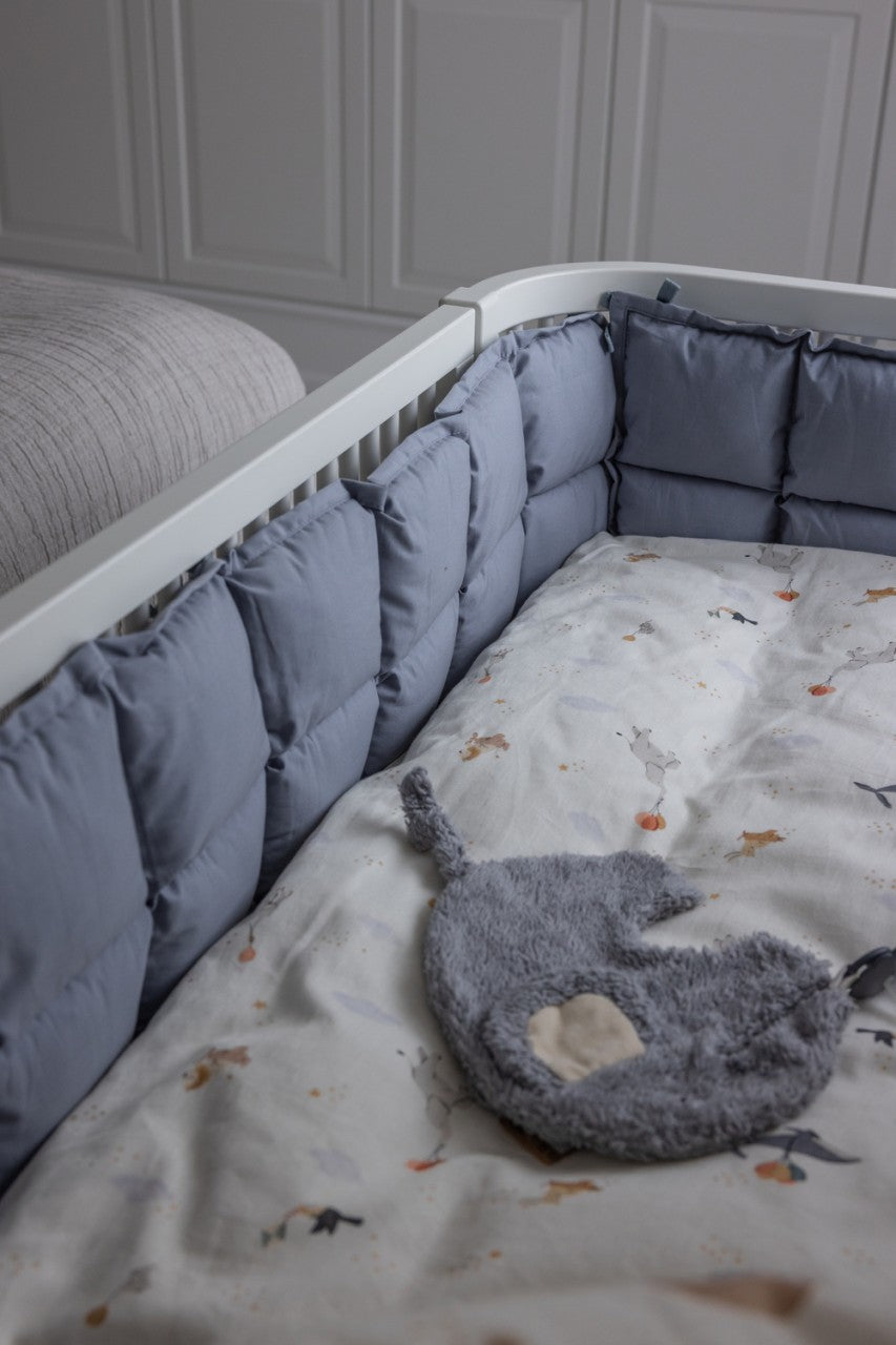 Sebra cot bumper, kapok, plain dusty blue