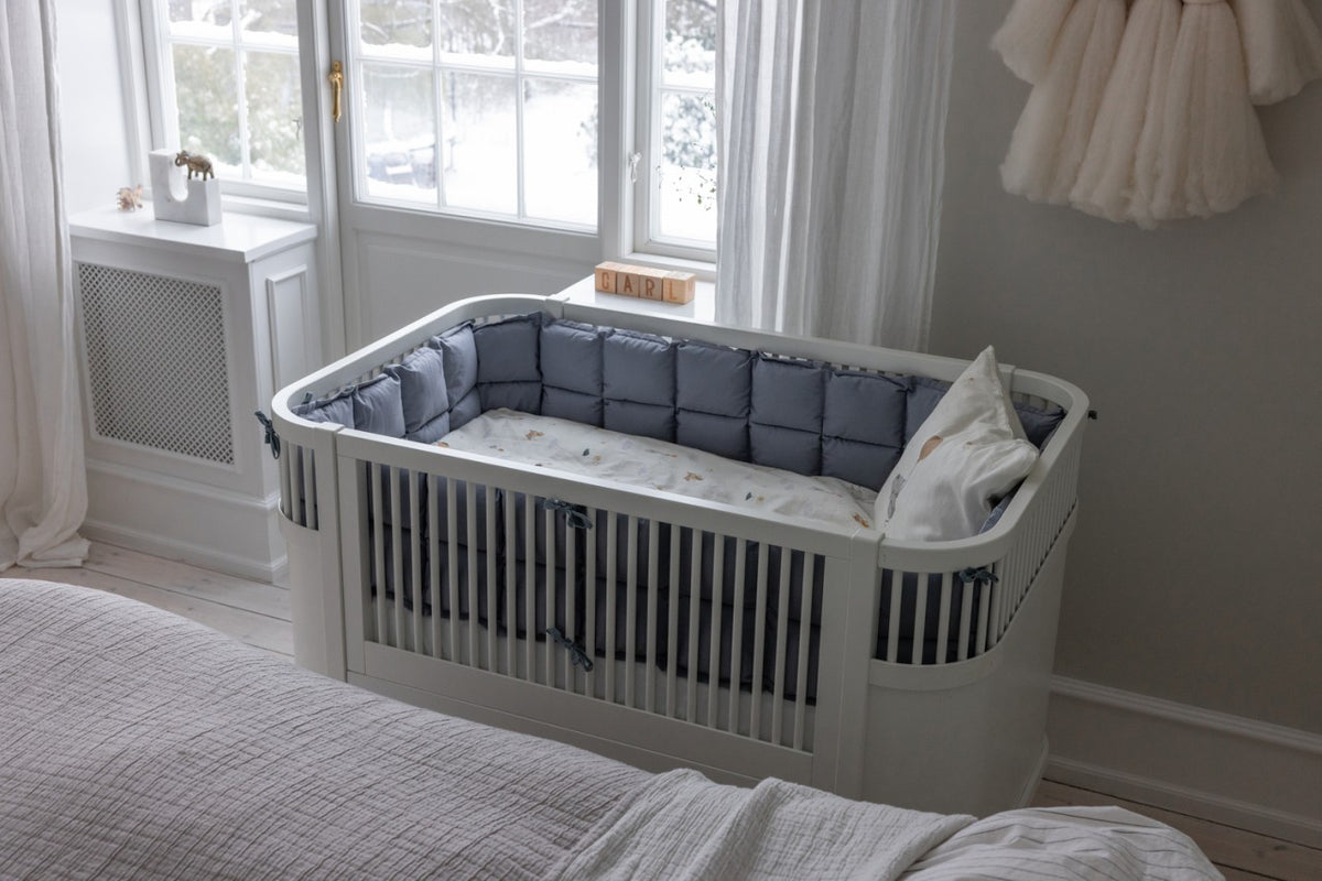 Sebra cot bumper, kapok, plain dusty blue