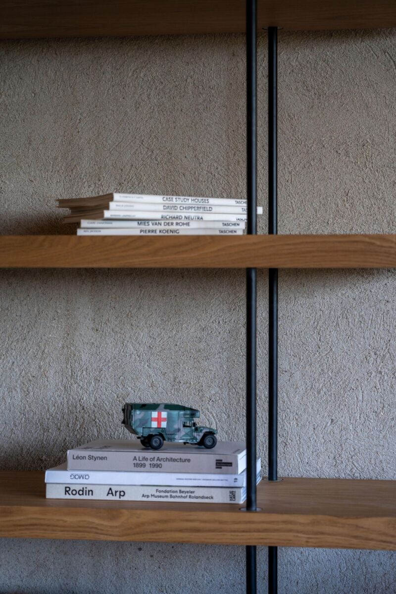 Quax Hai No Ki bookshelf