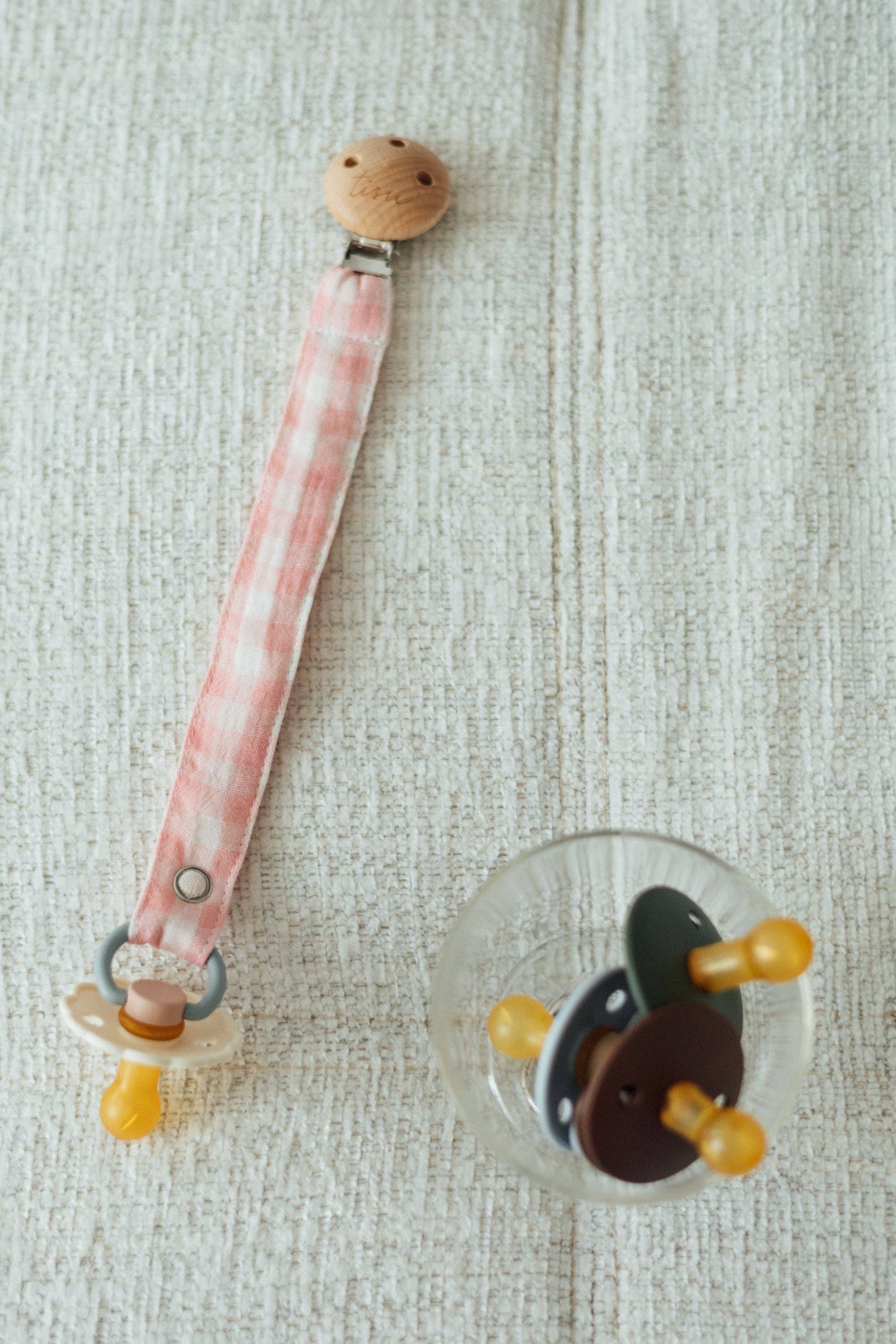 TISU pacifier chain pink