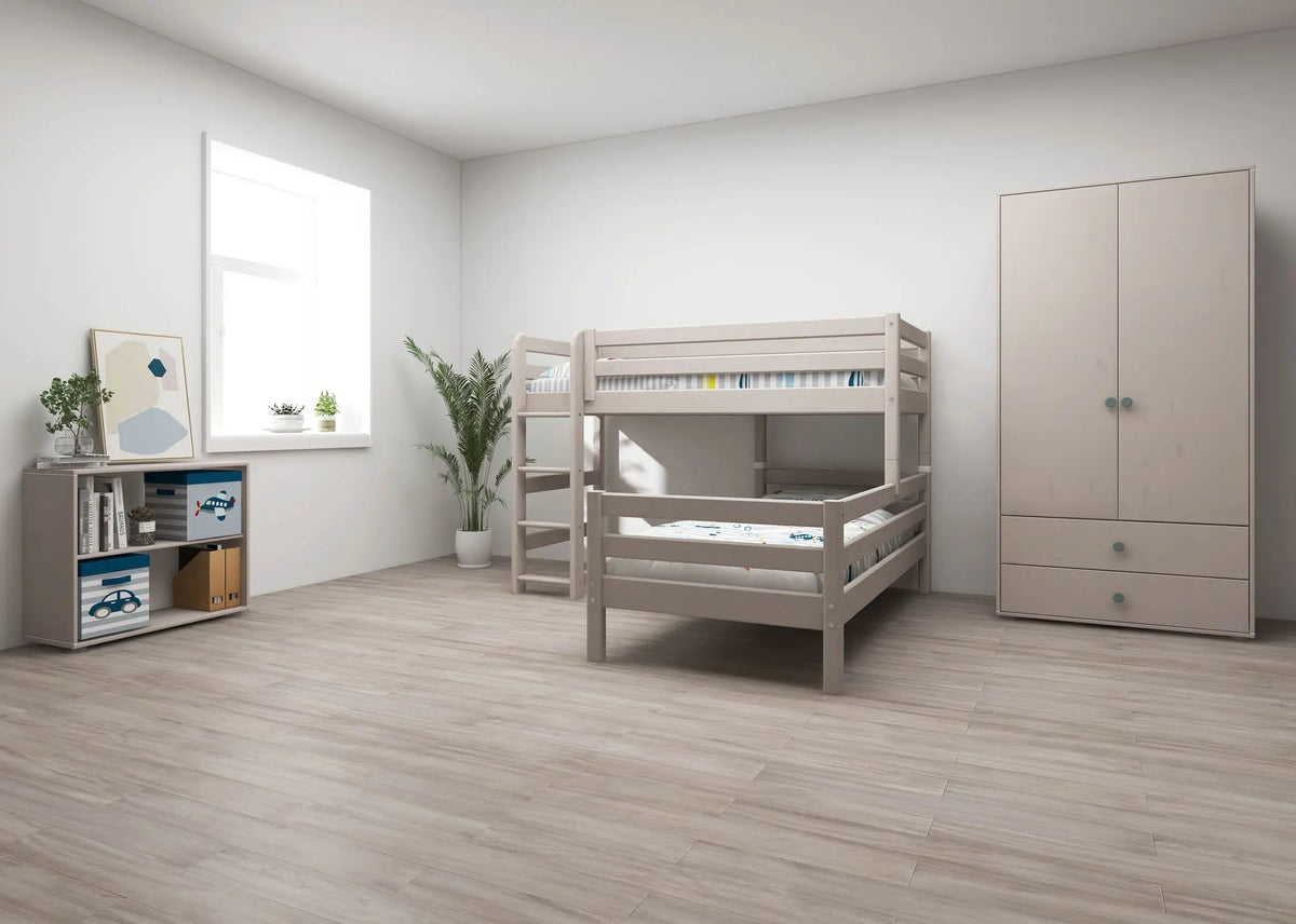 Flexa Classic Mittelhohes Bett mit senkrechter Leiter 90 x 200 cm Grey washed
