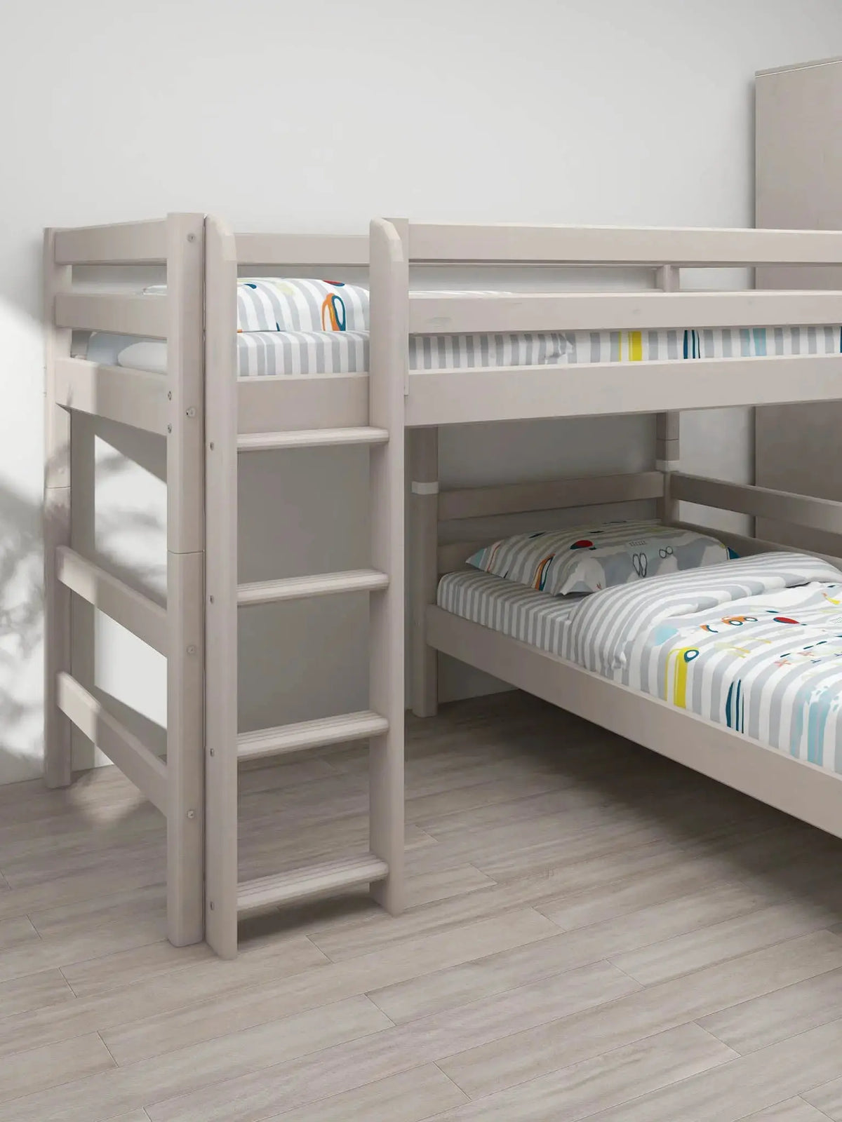 Flexa Classic Mittelhohes Bett mit senkrechter Leiter 90 x 200 cm Grey washed