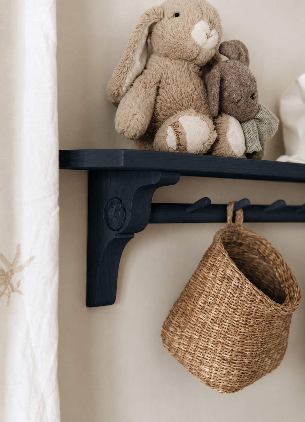 Gustavienne wall shelf 9 hooks dark green