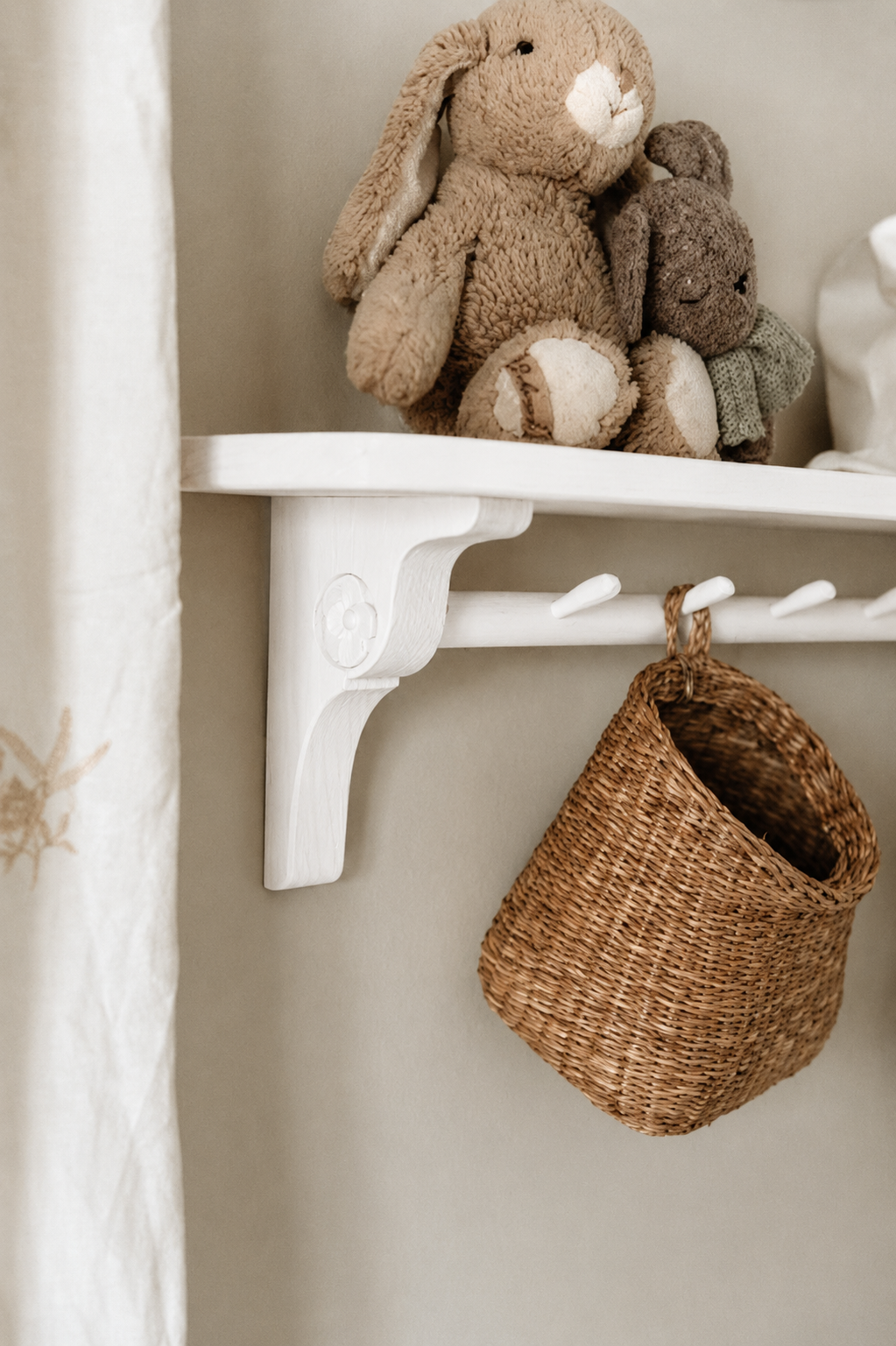 Gustavienne wall shelf 9 hooks White