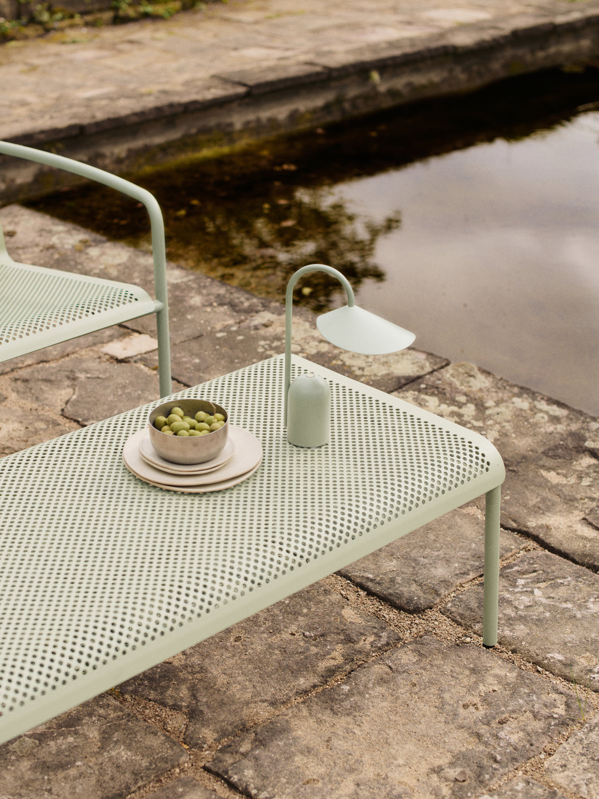Ferm Living Arum - Lampada portatile verde tè