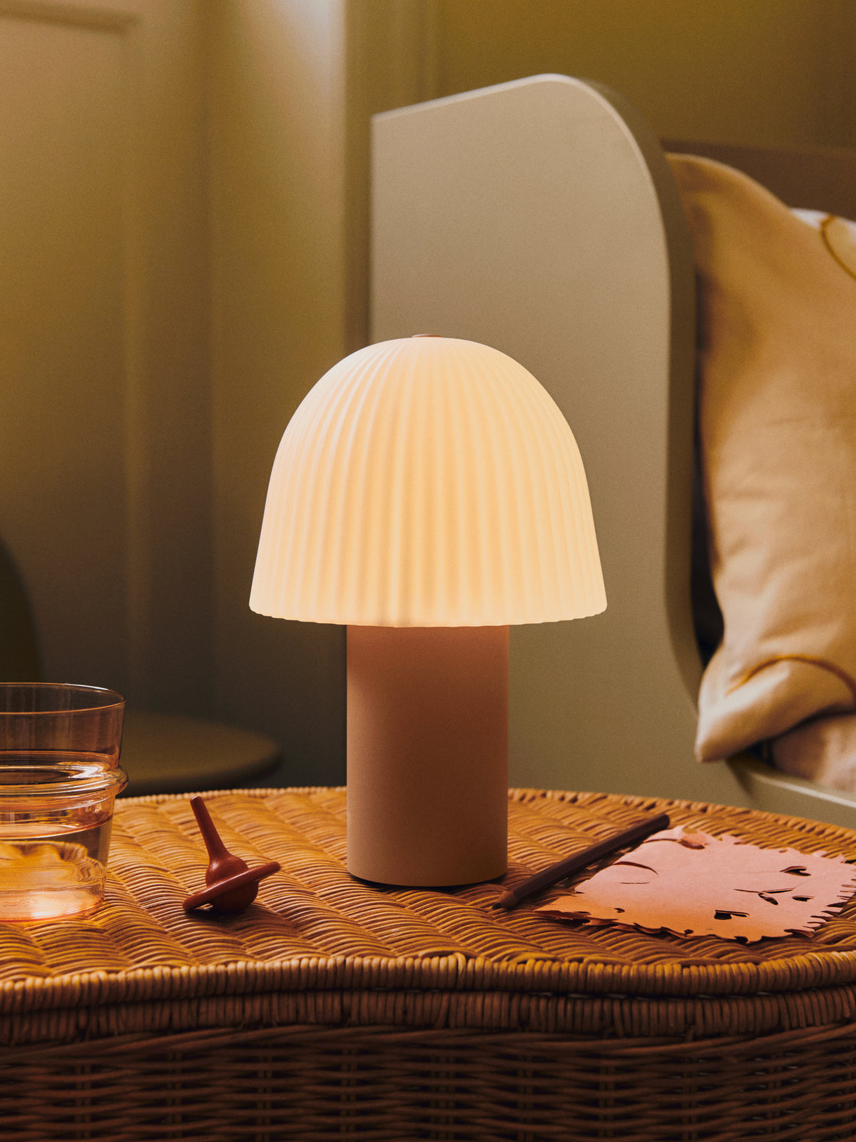 Ferm Living Frill Lampada portatile - Rosa/bianco
