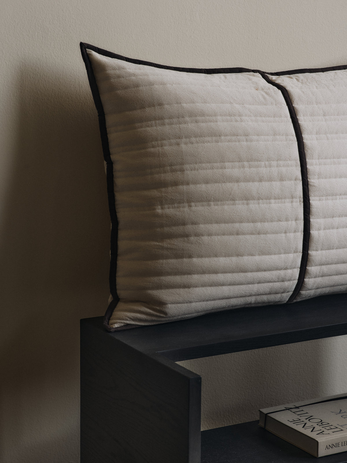 Ferm Living Vari gesteppt Kissen - Rectangular - Natural/Dark