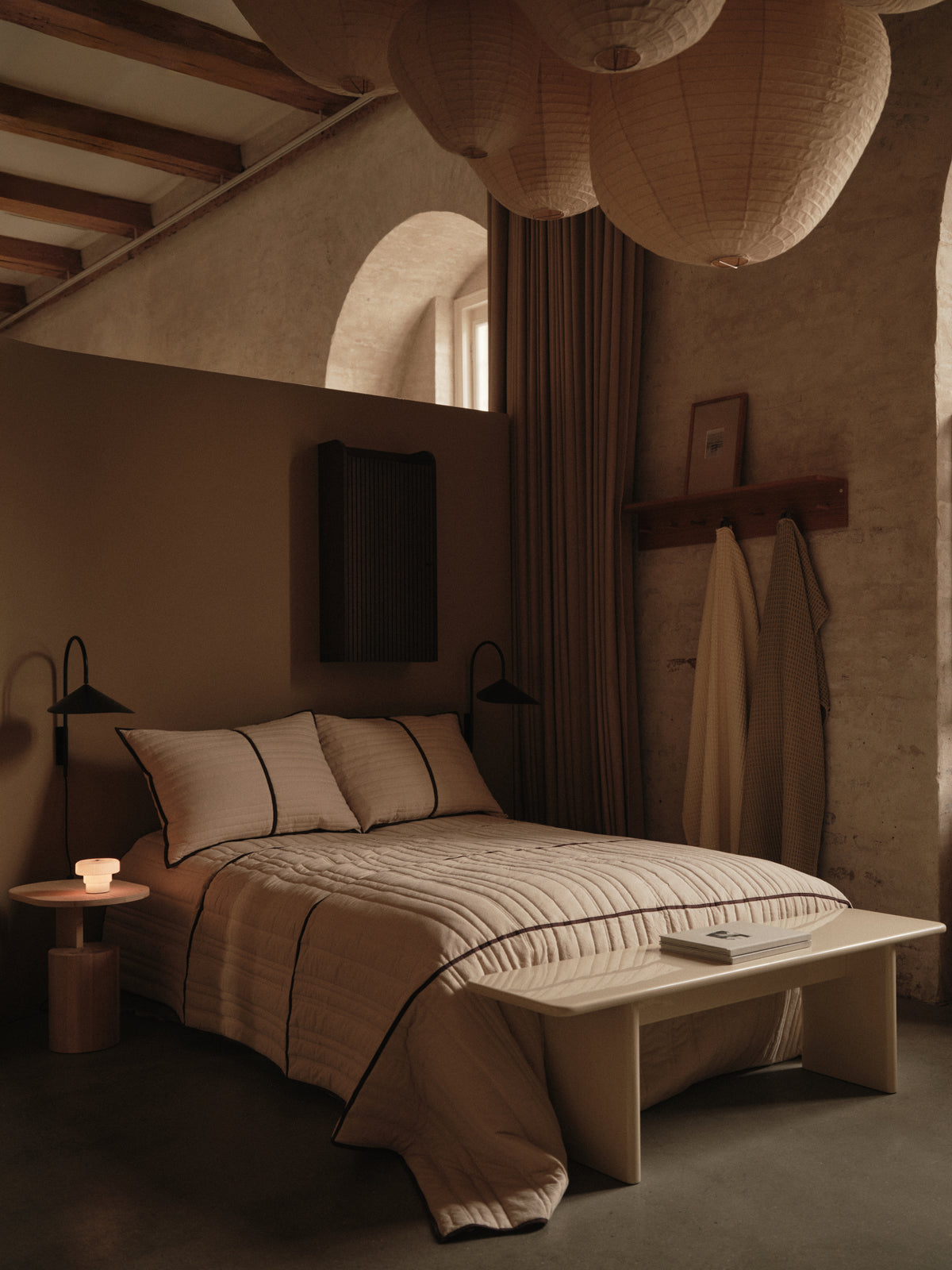 Ferm Living Arum - Lampada da parete orientabile - Nero