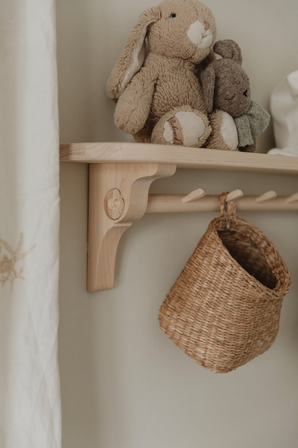 Gustavienne wall shelf 9 hooks Gustavian blue