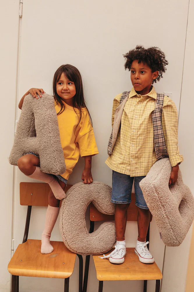 Betty's Home Coussin Lettres E Mocha Bouclé