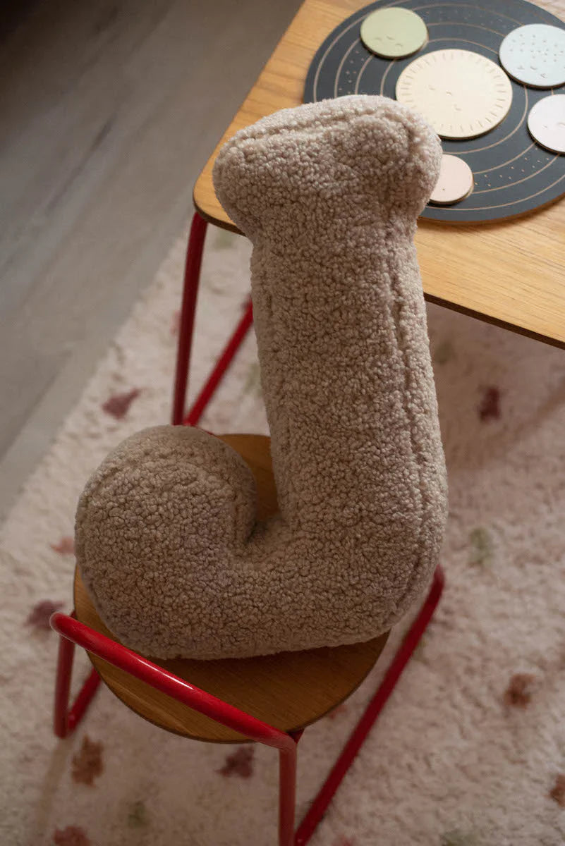 Betty's Home Coussin Lettres J Mocha Bouclé