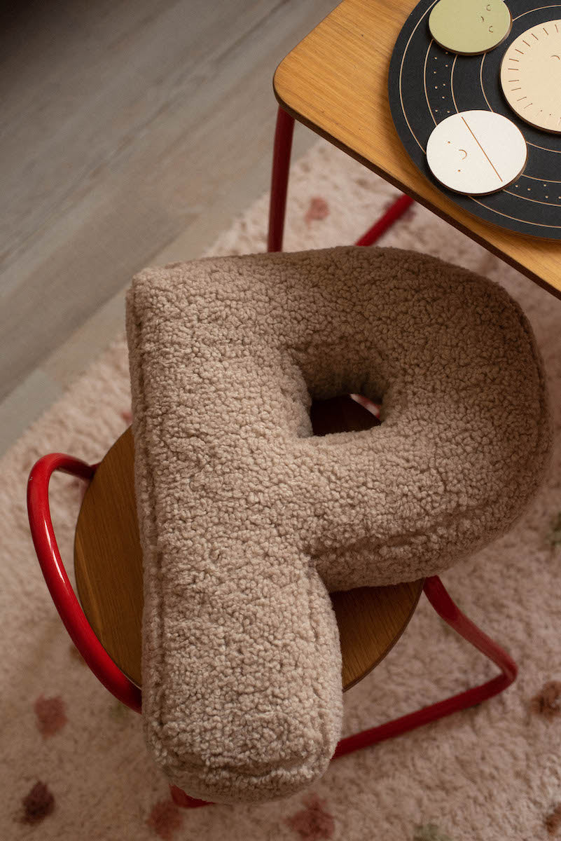 Betty's Home Coussin Lettres P Mocha Bouclé