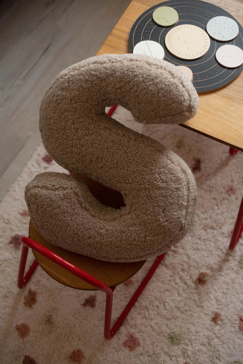 Betty's Home lettera cuscino S Mocha Bouclé