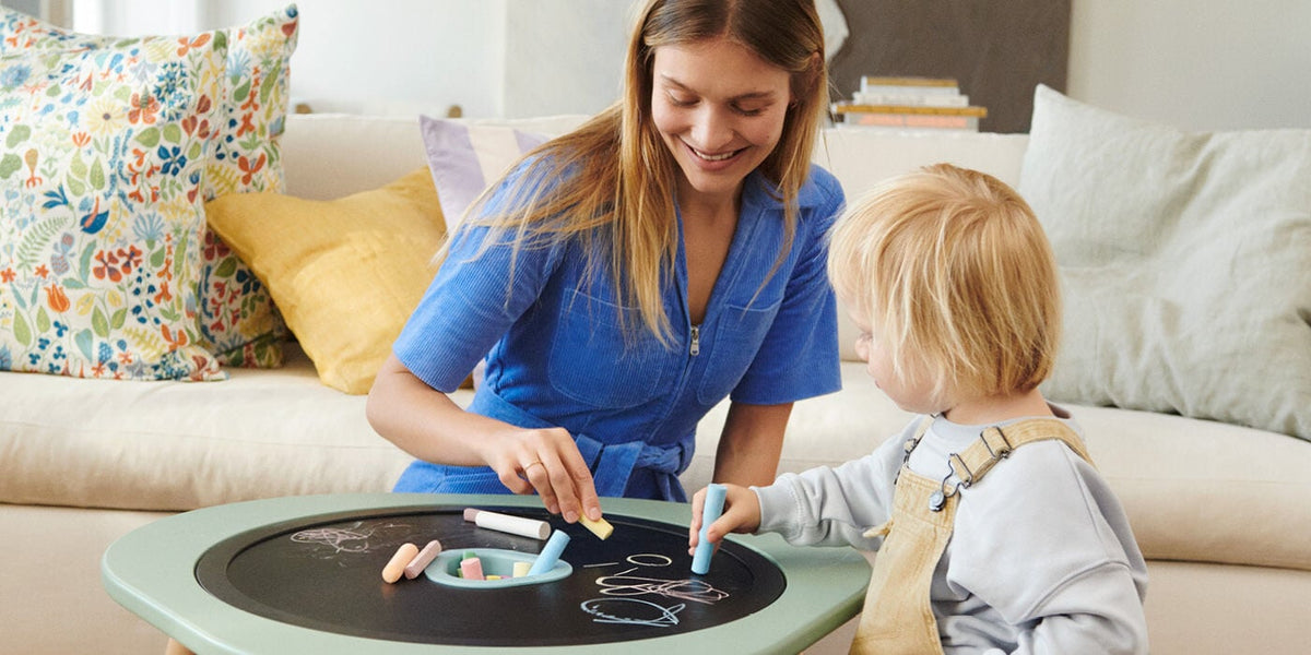 Stokke® MuTable™ Spieltisch Set mit Stühlen