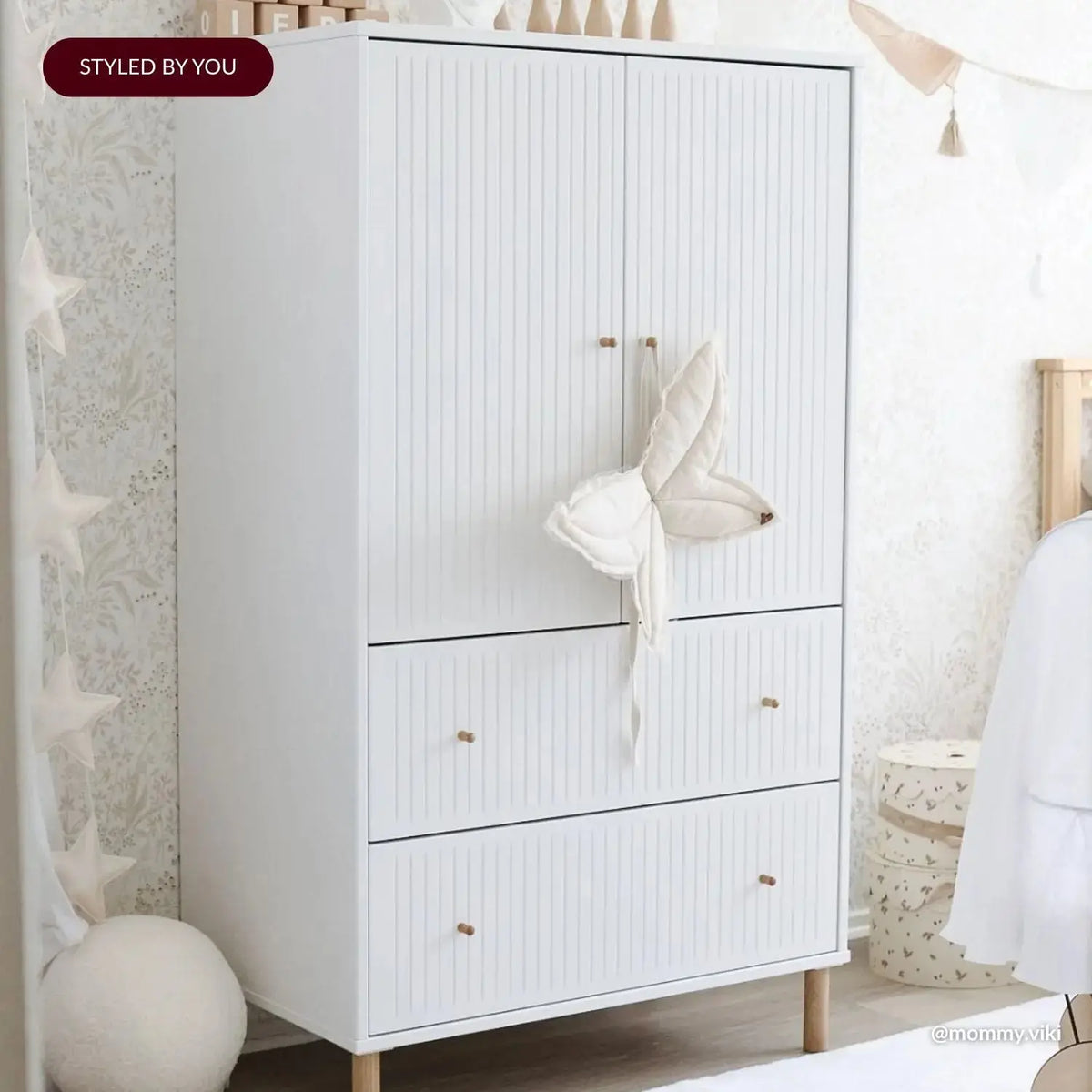 Flexa Saga Schrank, 2 Türen und 2 Schubladen mit Rillen Weiss/Eiche