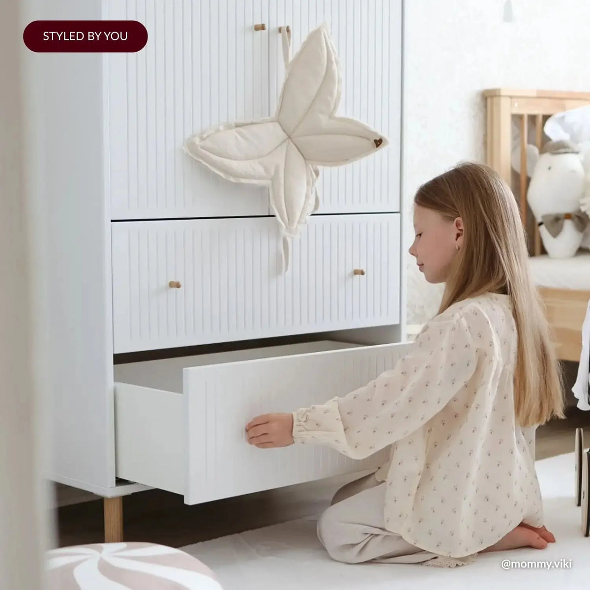 Flexa Saga Schrank, 2 Türen und 2 Schubladen mit Rillen Weiss/Eiche