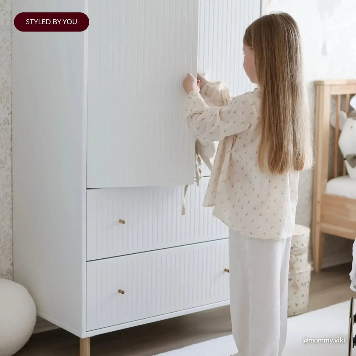 Flexa Saga Schrank, 2 Türen und 2 Schubladen mit Rillen Weiss/Eiche