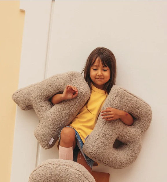 R Mocha Boucle Buchstabenkissen