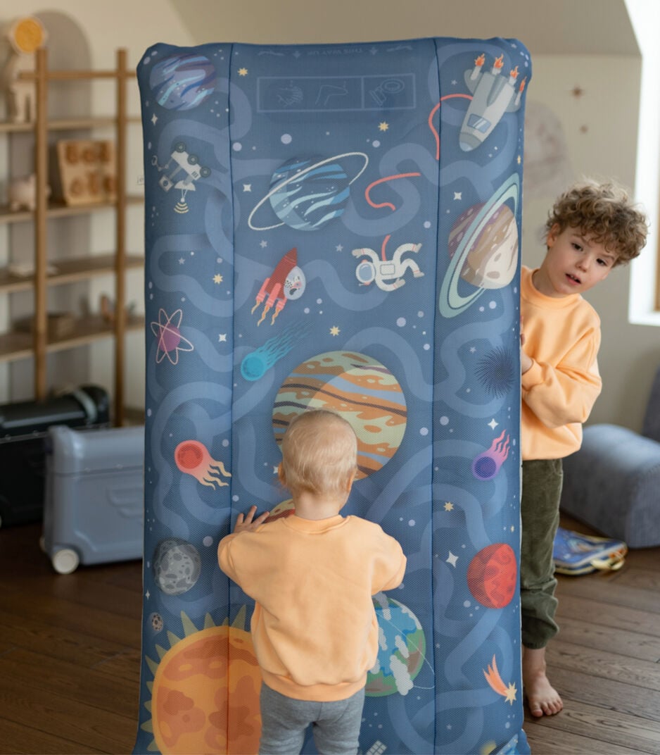 Stokke® JetKids™ CloudSleeper – Das aufblasbare Reisebett, Space Maze