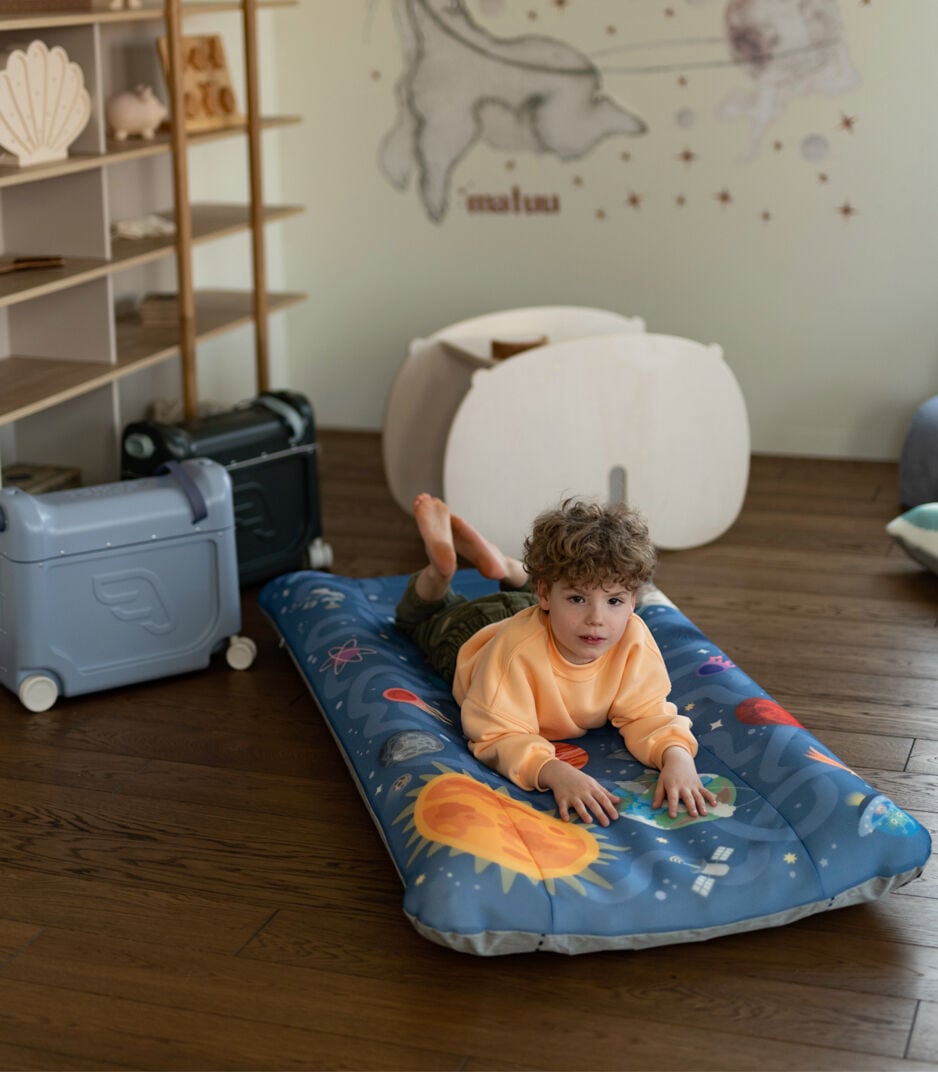 Stokke® JetKids™ CloudSleeper – Das aufblasbare Reisebett, Space Maze