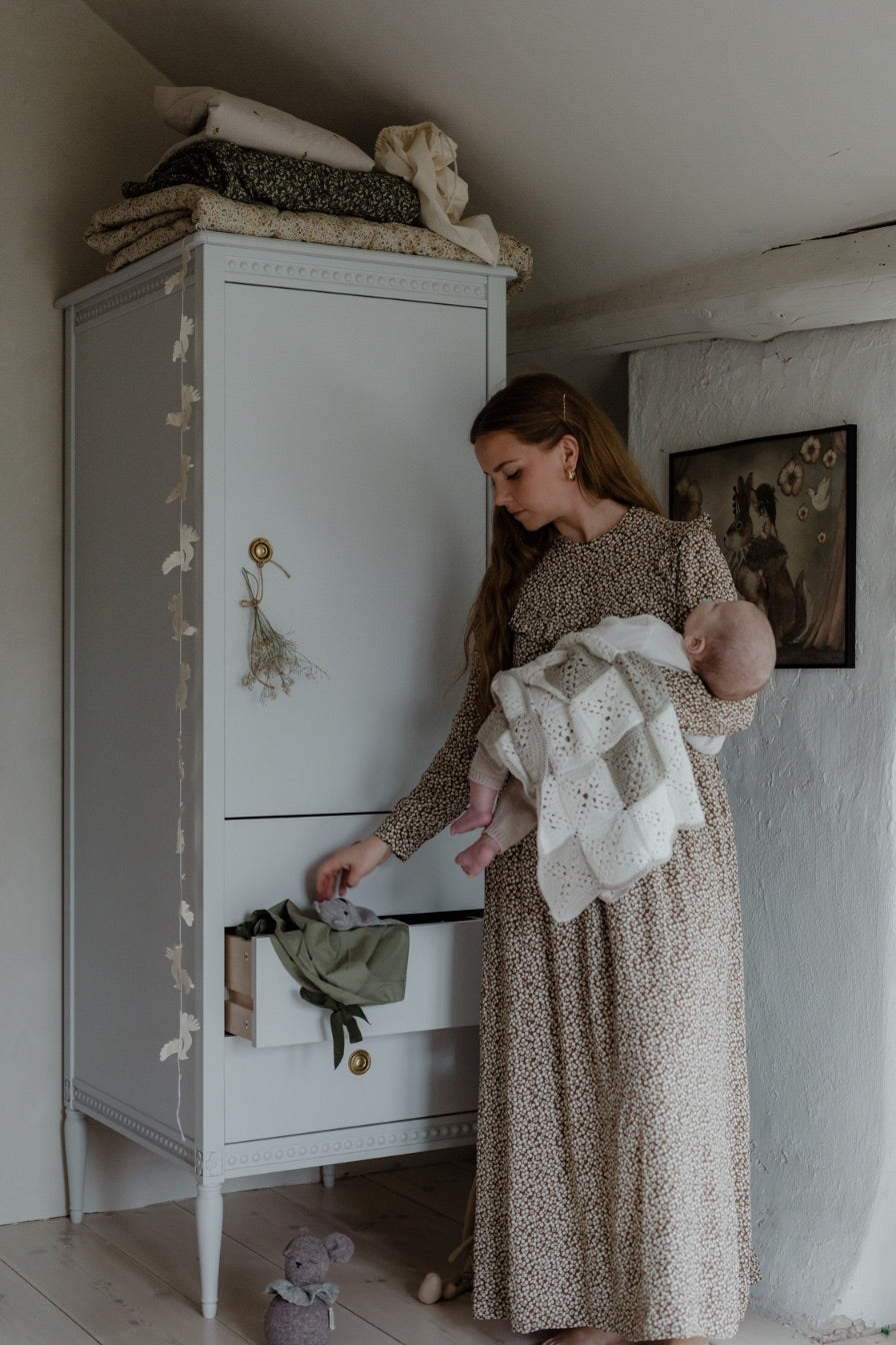 Gustavienne closet white