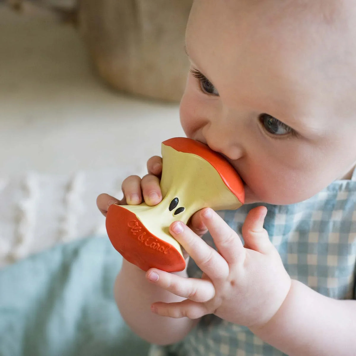 Oli & Carol Pepa the apple teething ring