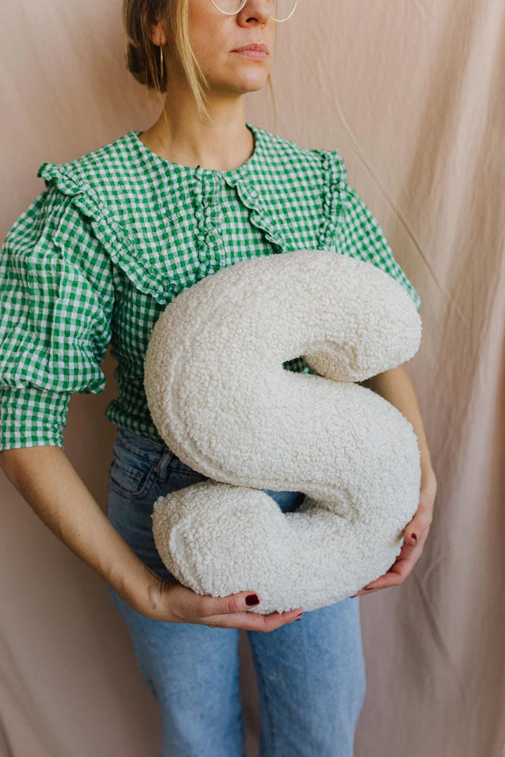 Betty's Home Coussin Lettres S Crème Bouclé