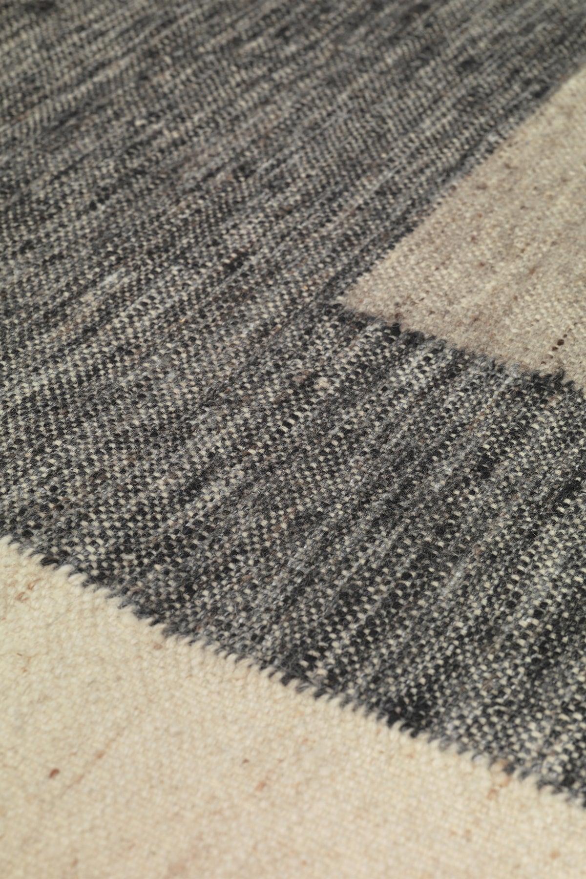 Ferm Living Counter Rug 140 x 200 - Charcoal/Off-white