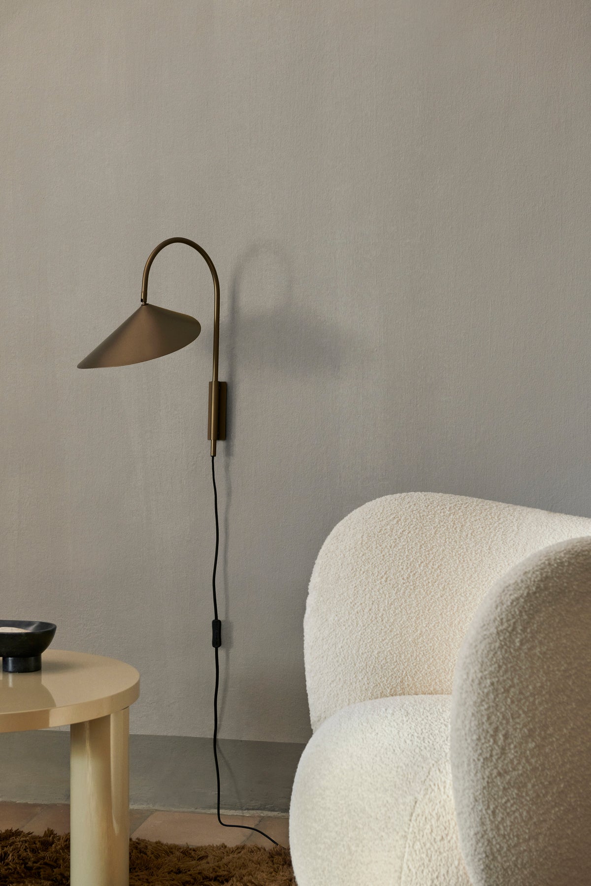 Ferm Living Arum - Lampada da parete orientabile - Bronzo