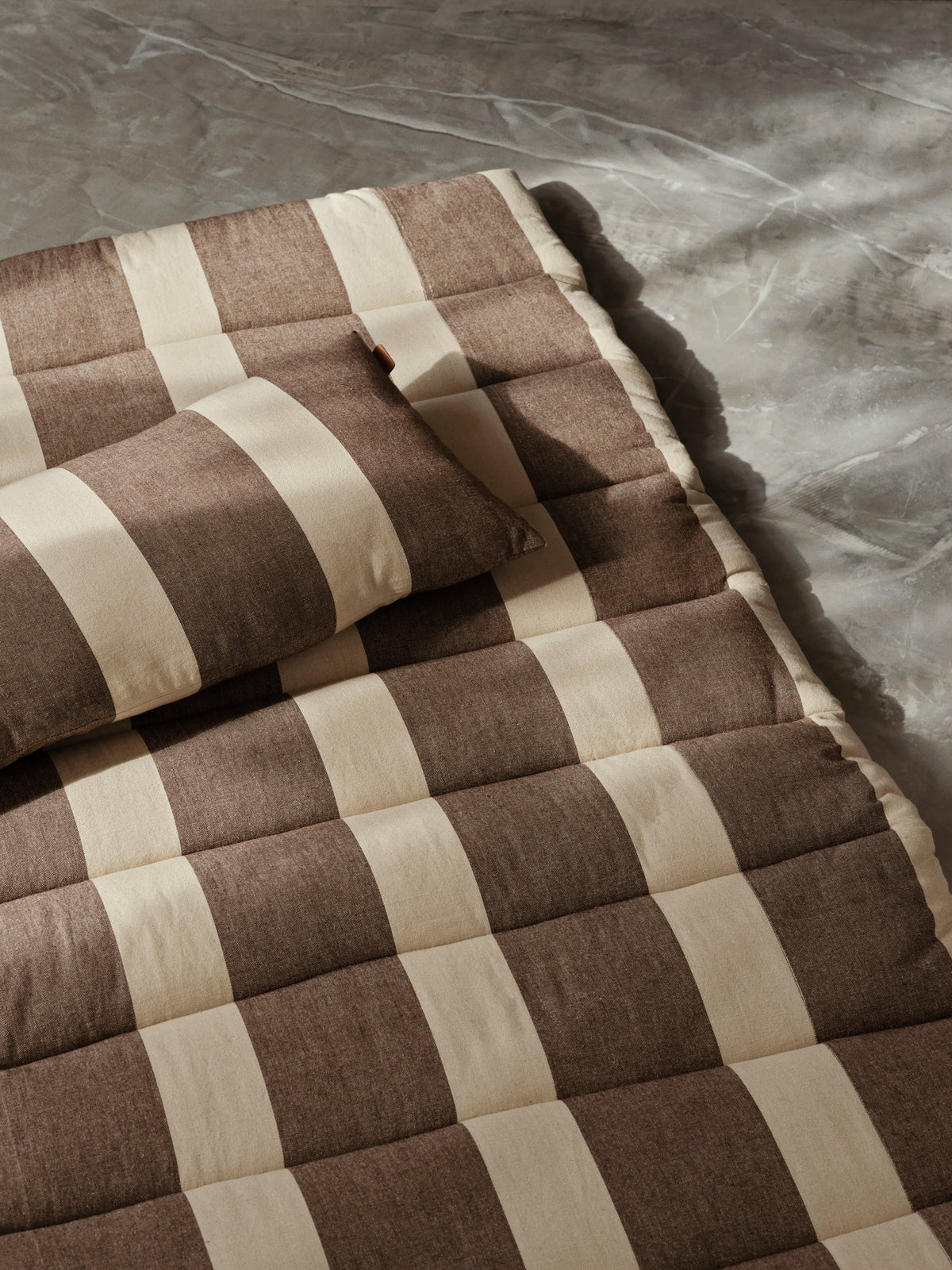 Ferm Living Coussin de plage - Carob Brown/Parchemin