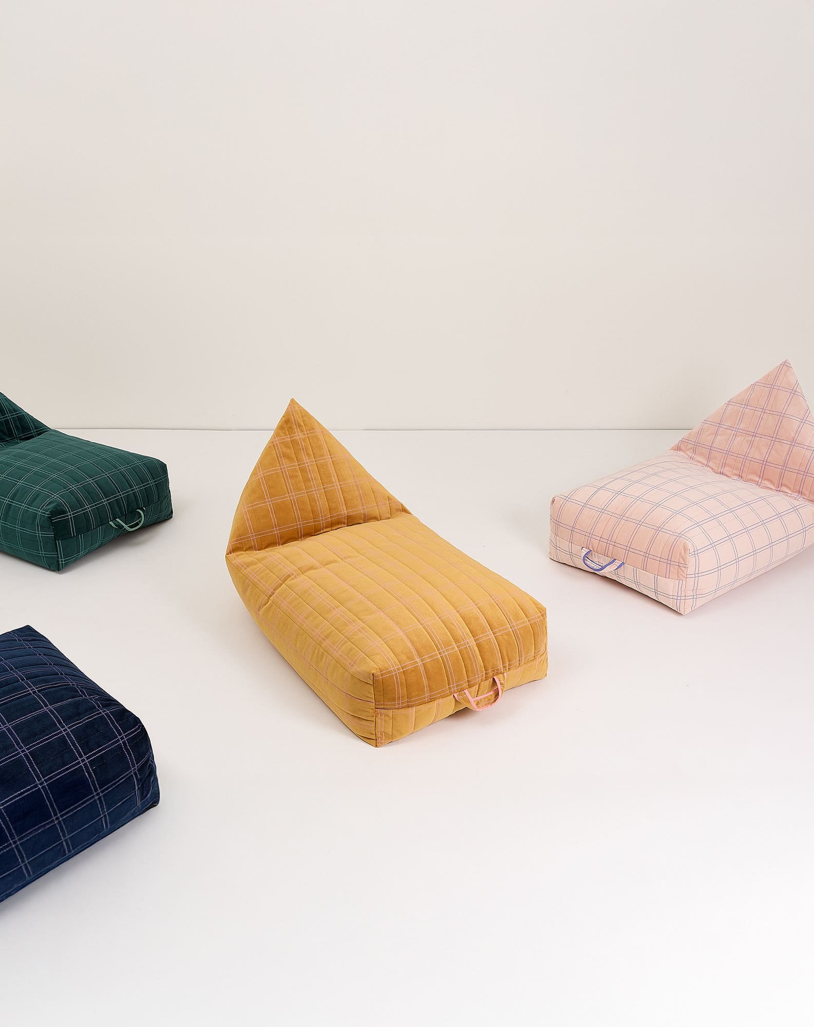 Nobodinoz Pouf long Oasis Eco-Velvet Taille enfant Variante 8084