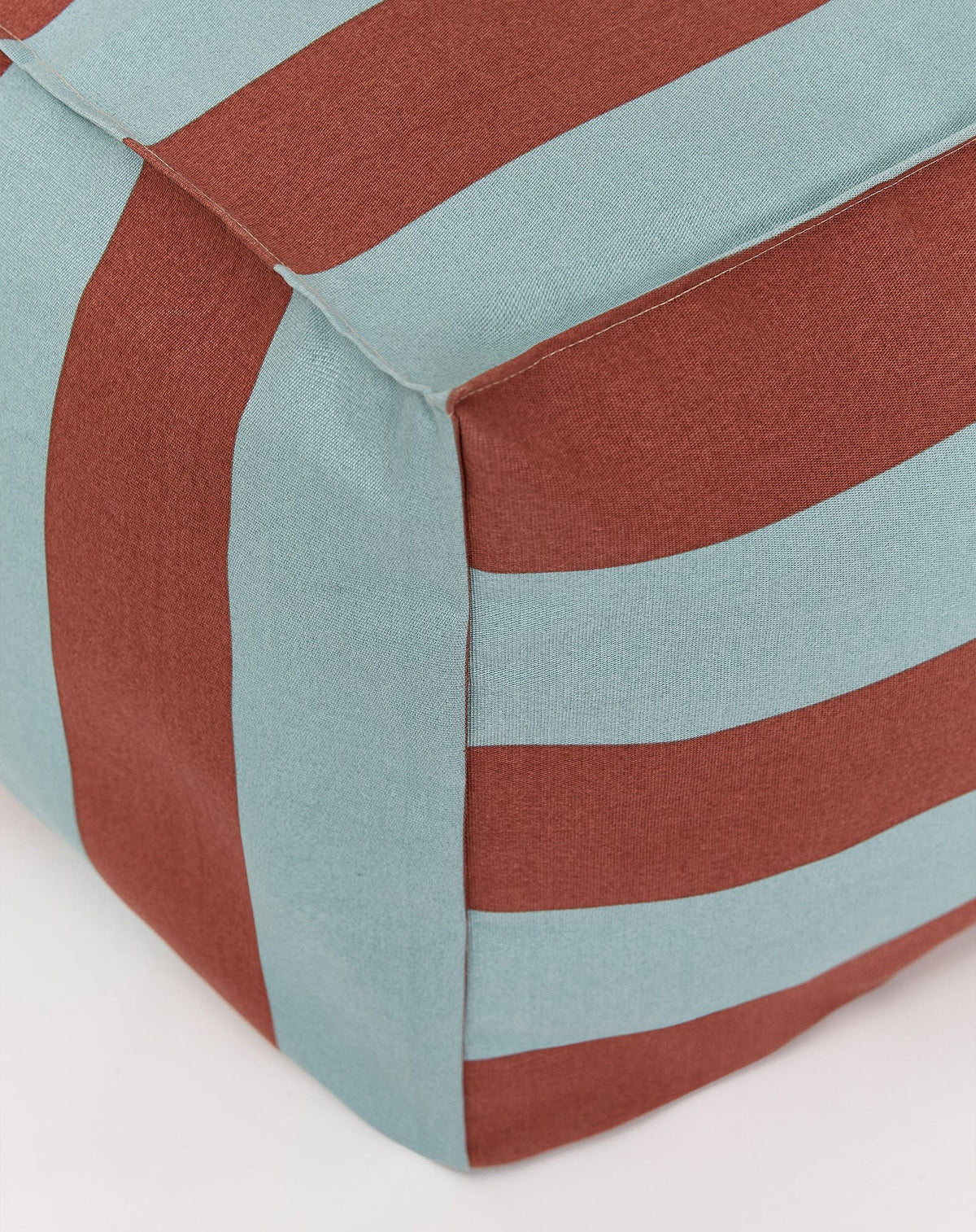 Nobodinoz Outdoor Sitzpouf Otto Erwachsenengrösse Variante 2920