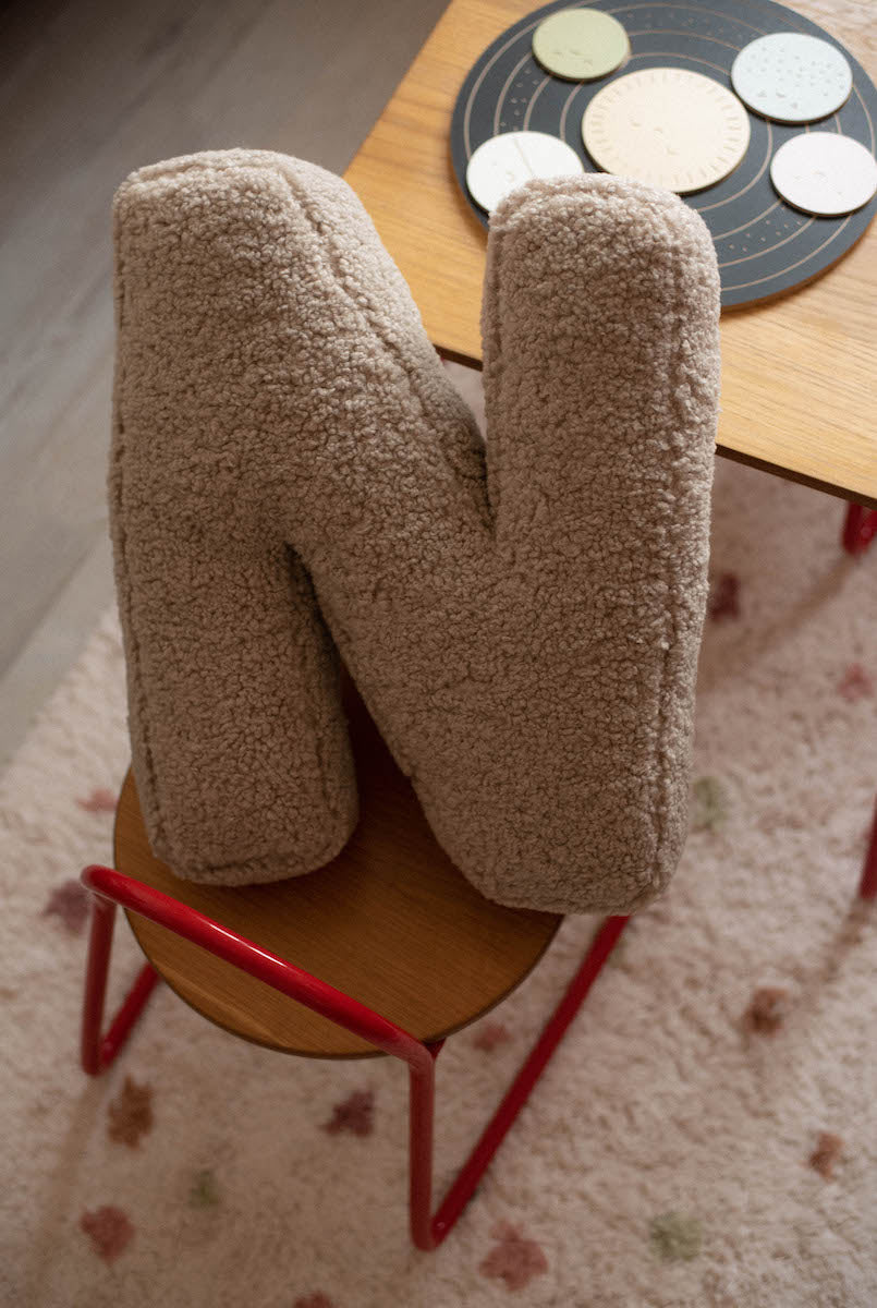 Betty's Home lettera cuscino N Mocha Bouclé