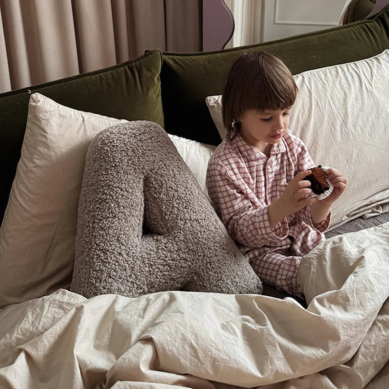 A Mocha Boucle Buchstabenkissen