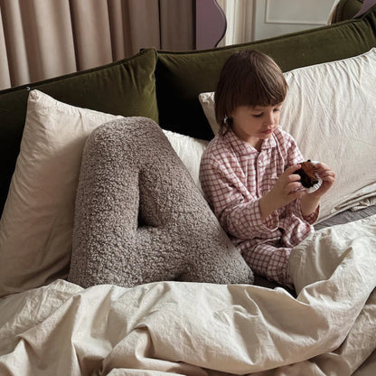 A Mocha Boucle Buchstabenkissen